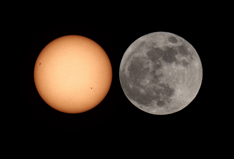 Links ist die Sonne in sichtbarem Licht abgebildet, man sieht wenige dunkle Sonnenflecken, rechts der Mond mit dunklen Meeren und dem markanten Strahlenkrater Tycho. Der Mond ist ein wenig größer.