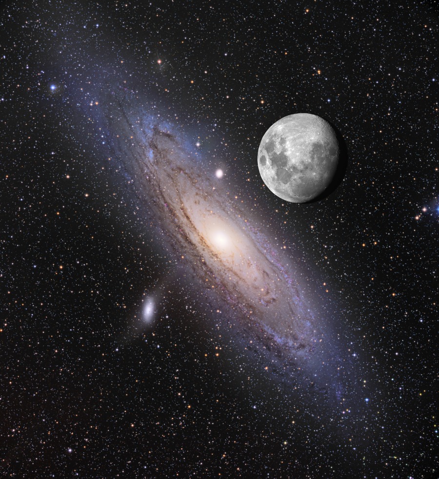 Diagonal im sternbedeckten Gesichtsfeld verläuft die schräg sichtbare Andromedagalaie, rechts darüber ist der Mond abgebildet, um die Größenordnung der beiden Himmelsobjekte zu zeigen. Rechts unter der großen Spiralgalaxie ist die kleine M32.