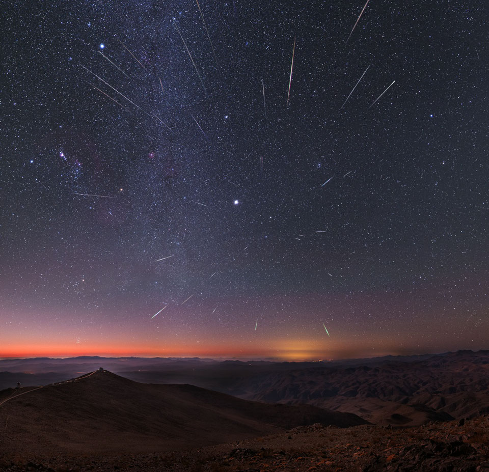 Das Bild zeigt die Geminiden-Sternschnuppen am dunklen Himmel über dem chilenischen Las-Campanas-Observatorium.