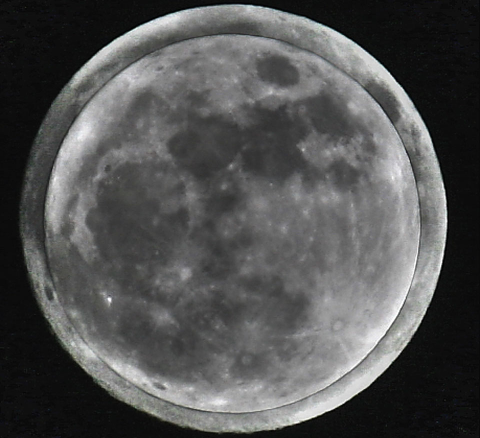 Das Bild zeigt den Mond in Erdnähe und in Erdferne, zwei Bilder wurden übereinander montiert, der Mond in Erdnähe hinten ragt über den Mond in Erdferne hinaus.