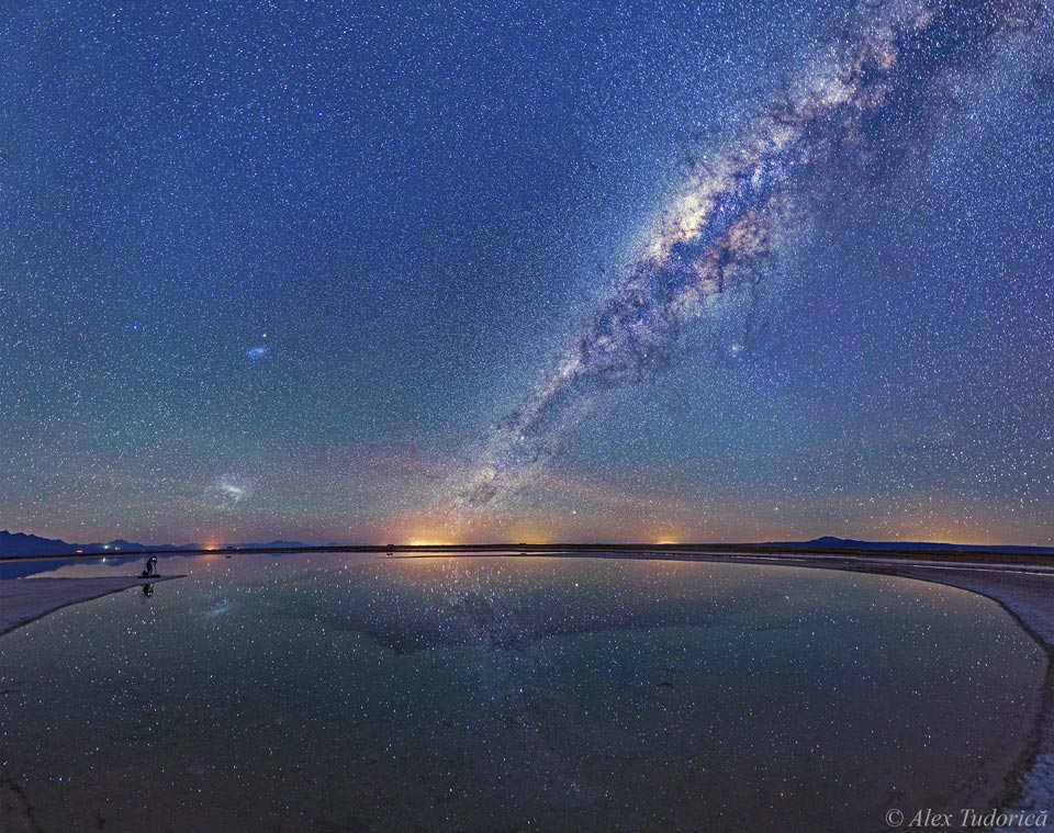 Über der Salzwüste Salar de Atacama im Norden von Chile schimmert ein prachtvoller Sternenhimmel.