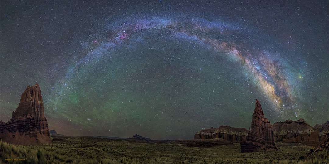 Das Panorama entstand aus 16 Bildern. Es wurde im Capitol-Reef-Nationalpark in Utah in den USA aufgenommen. Beschreibung im Text.