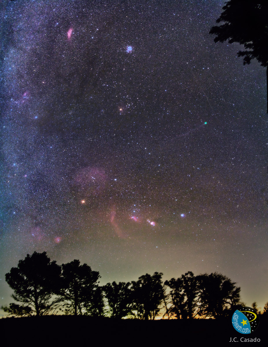 Das Bildmosaik wurde bei Palau-saverdera in Spanien fotografiert. Das riesige Panorama zeigt viele Schätze am Winterhimmel: Orion und Stier mit ihren vielen Nebeln, den Kometen C/2014 Q2 (Lovejoy) und die Milchstraße.