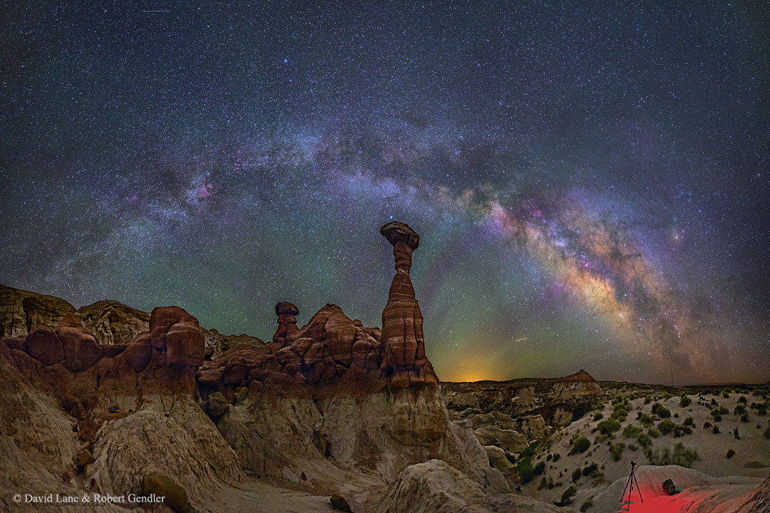 Am Nachthimmel über dem Grand Staircase Escalante National Monument mit den markanten Toadstool-Hoodoos wölbt sich die Milchstraße. Bildeinschübe zeigen viele bekannte Himmelsobjekte.