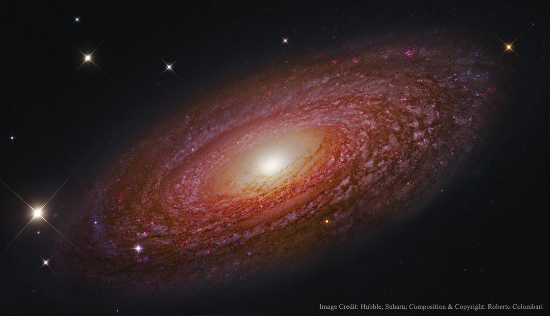 Wir blicken schräg auf die Scheibe einer Galaxie, in der Mitte leuchtet sie hellgelb, der äußere Teil ist rötlich und stark strukturiert mit sehr eng gewundenen Spiralarmen.
