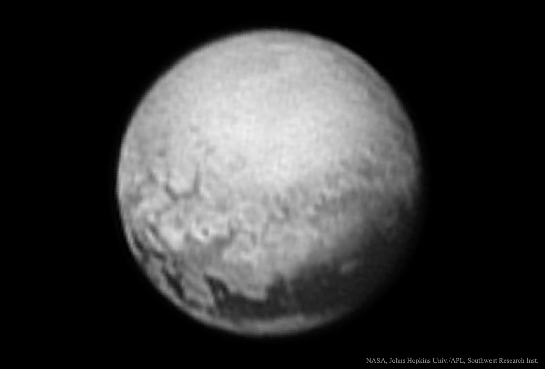 Das Bild zeigt Strukturen auf dem Zwergplaneten Pluto, die von der Raumsonde New Horizons aufgenommen wurden.