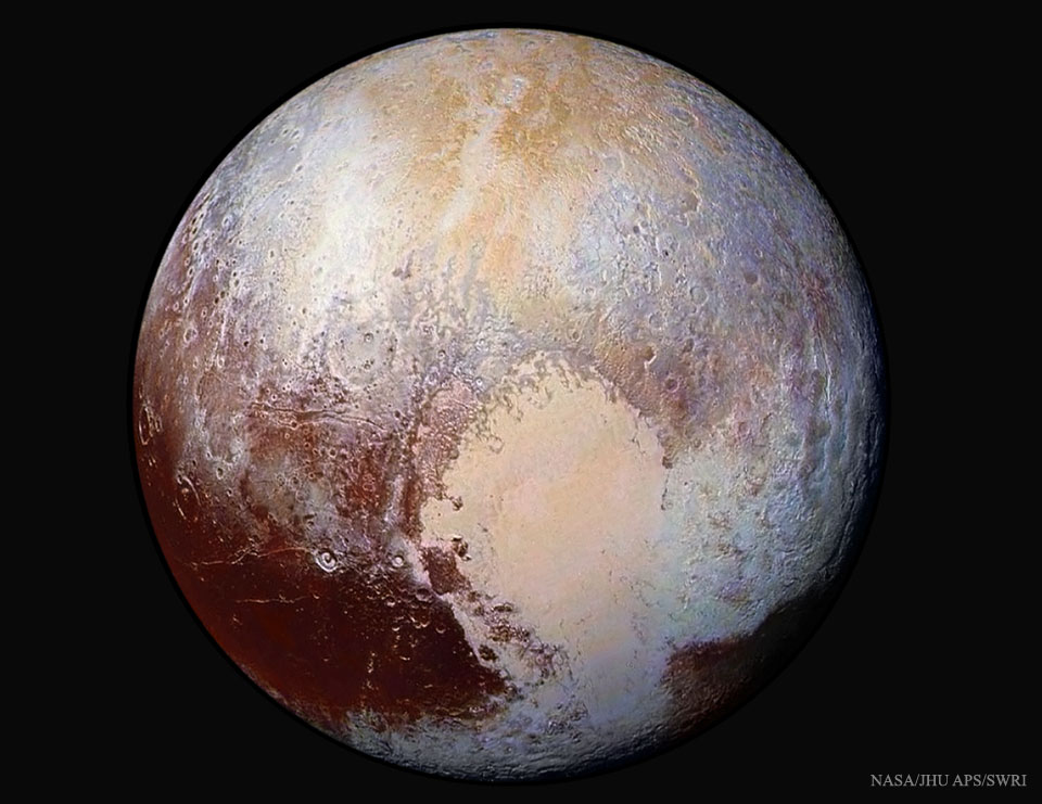 Pluto schwebt bildfüllend im Raum. Rechts unten ist ein Gelände, das aus dieser Perspektive wie ein Herz aussieht. Links unten ist der Zwergplanet sehr dunkel. Der obere Teil hat viele Krater, ganz oben scheint orangefarbenes Material darübergeschüttet.