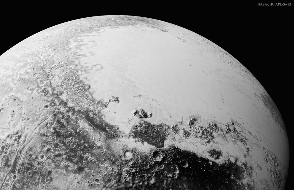 Die Hälfte des Planeten Pluto ist zu sehen, oben ist eine sehr glatte, helle Region abgebildet, die von rauem, dunkleren Gelände mit Kratern und Bergen umgeben ist.