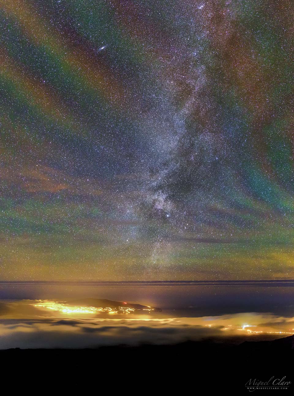 Am Himmel leuchtet ein regenbogenfarbiges Muster, das sich wiederholt. Dahinter ist ein prachtvoller Sternenhimmel. Das Bild ist von einer beschrifteten Ansicht überlagert.