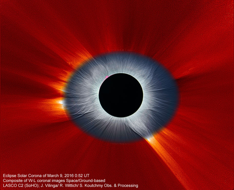 Das Bild erinnert an eine graue Iris in einem Auge vor einem roten Hintergrund. In der Mitte ist ein schwarzer Kreis - der Mond, umgeben von den feinen Schlieren der Sonnenkorona und einer rosaroten Protuberanz auf 11 Uhr, der grau-weiße Bereich um geht in rot über, dort sind weitläufige Strahlen der Sonnenkorona abgebildet.