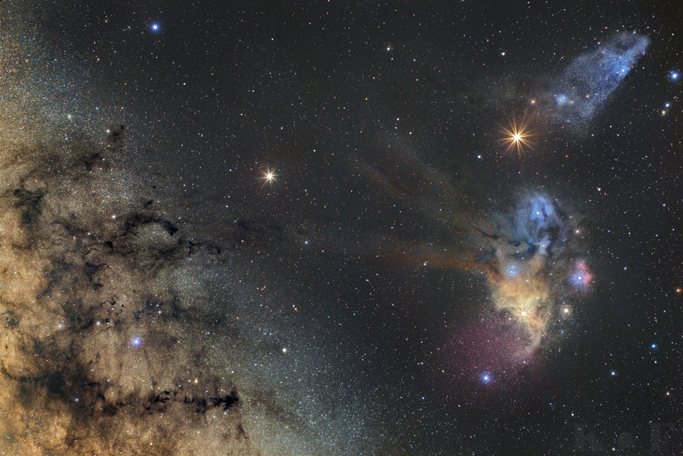 Rechts liegen die bunten Nebel um den Stern Rho Ophiuchi, links verläuft die Milchstraße. Über Rho Ophiuchi leuchtet der Mars, in der Bildmitte Saturn.