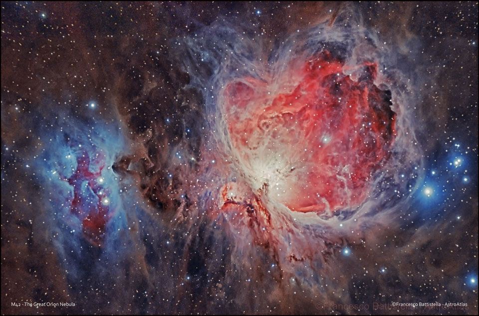 Der Orionnebel ist sehr detailreich abgebildet, links leuchtet ein blauer Nebel, rechts die bekannte Höhlung mit dem Trapez.