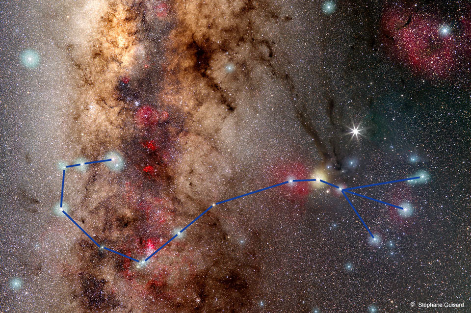 Das Sternbild Skorpion ist hier viel prachtvoller abgebildet, als man es mit bloßem Auge sieht.