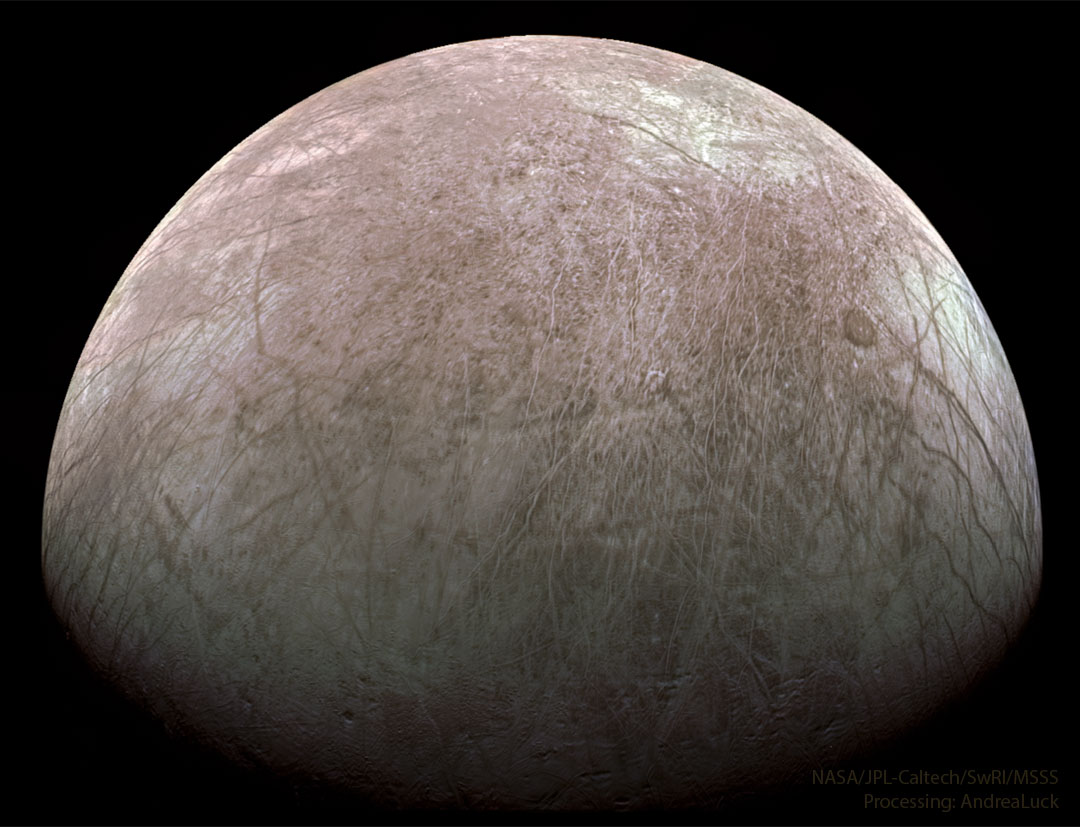 Junos Blick auf den Jupitermond Europa. Etwas mehr als die obere Hälfte des Mondes ist beleuchtet. Europa füllt das ganze Bild.