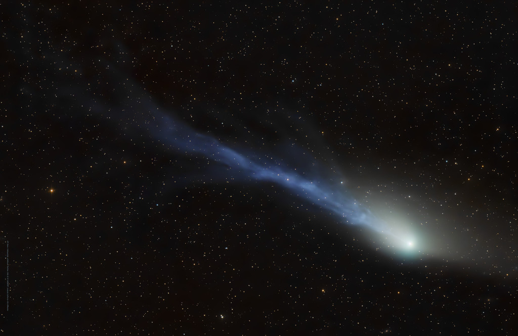 Das Bild zeigt den Kometen 13P/Olbers. Sein Kopf befindet sich rechts unten, nach links fächert sich sein Schweif aus.