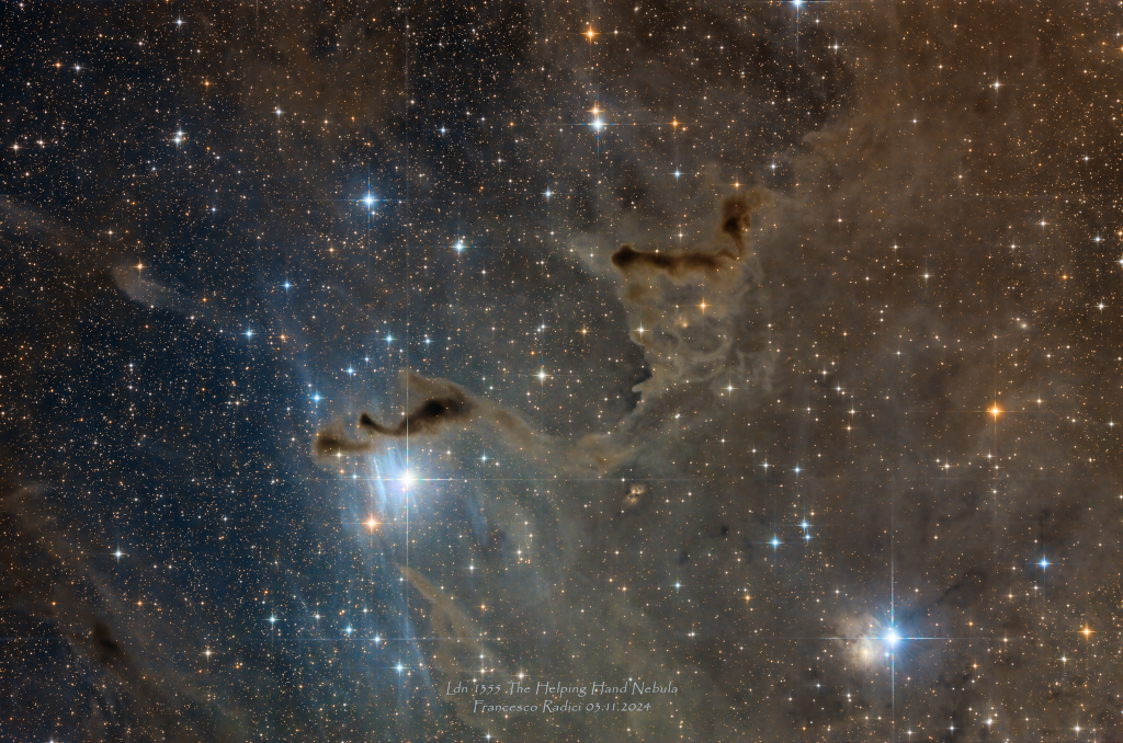 Vor Sternscharen ziehen Nebelschleier durch das Bild. In der Mitte ist ein dunkler Nebel, der an eine Hand erinnert.