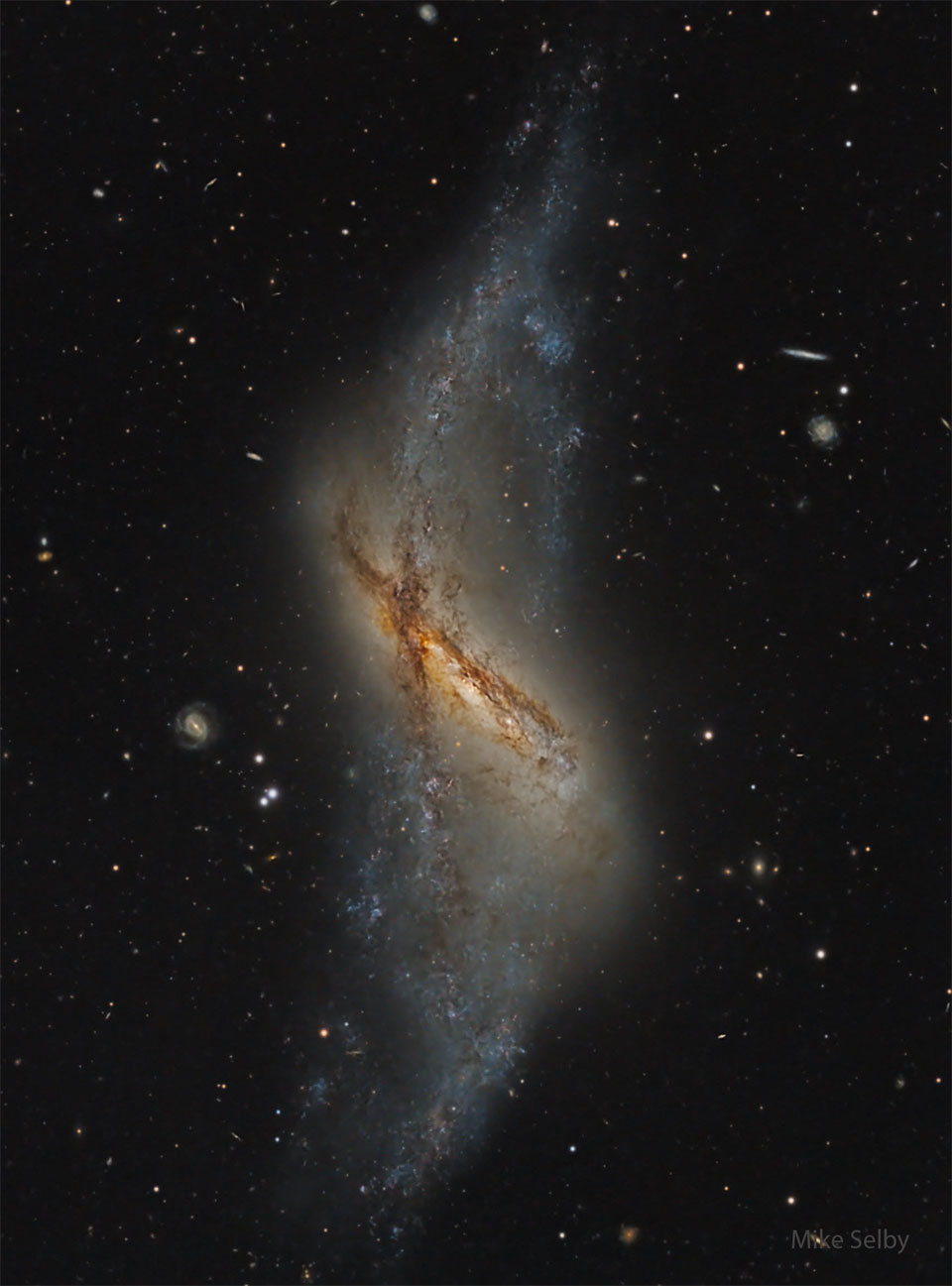 Um die Galaxie NGC 660 im Sternbild Fische ist ein Ring aus Sternen und Staubwolken gewickelt.