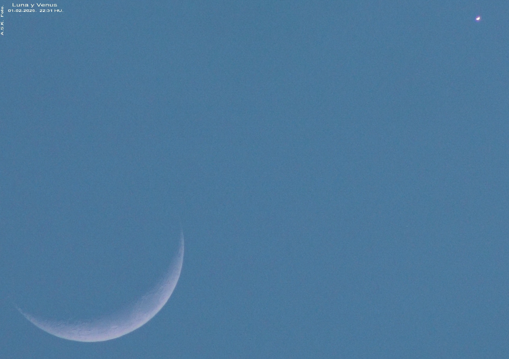 Am blauen Tageshimmel ist links unten die Mondsichel, rechts oben die winzige Sichel der Venus.