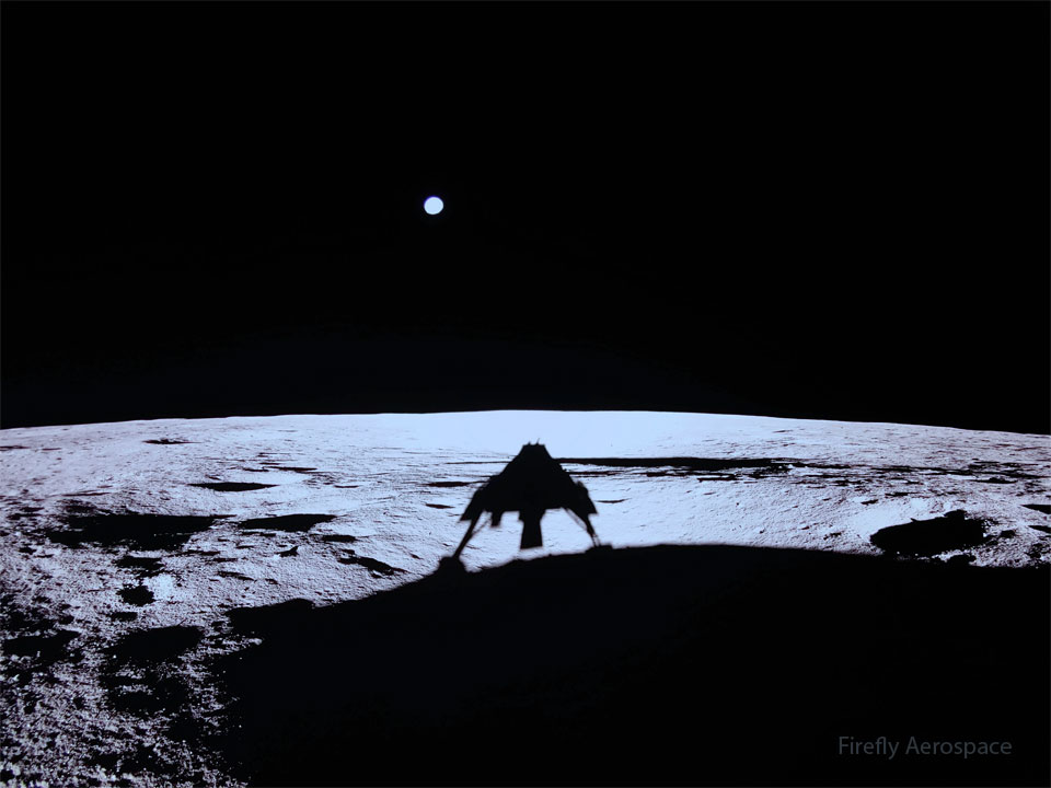 Auf die blau gefärbte Mondoberfläche mit Kratern fällt der Schatten der Landesonde Blue Ghost. Am Himmel über dem Horizont schwebt die Erde.