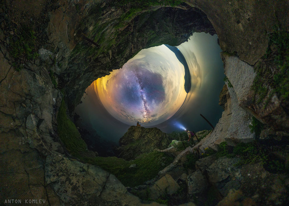 Die Szene erinnert an das Auge eines Drachen. Es ist die russische Insel Askold. Auf einem Hügel steht ein verlassener Außenposten. Vorne steht der Fotograf auf sehr steil wirkenden Stufen. In der Mitte sind Meer und Himmel zu einem Kreis gekrümmt.