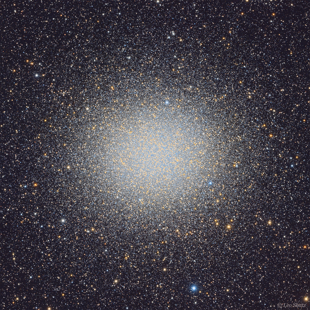 Der Kugelsternhaufen Omega Centauri füllt das Bild. Er enthält rote Riesensterne mit gelblicher Färbung.