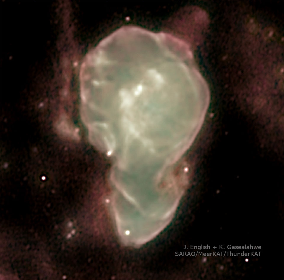 Der Nebel erinnert ein bisschen an Afrika. Das komplizierte Radiobild zeigt Ringe und Strahlströme.