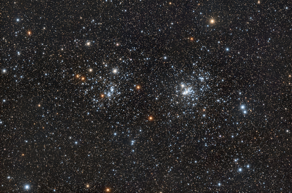 h und χ Persei ist ein berühmter Doppelsternhaufen. Im Bild sind die beiden Haufen dicht nebeneinander zwischen lose verteilten Sternen. Beschreibung im Text.
