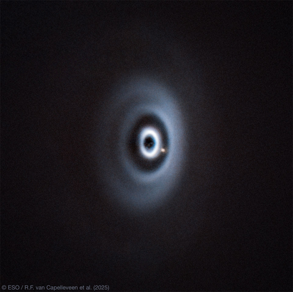 Um einen verdeckten Stern kreist eine diffuse helle Scheibe mit einer markanten Lücke. In dieser Lücke ist ein Planet.