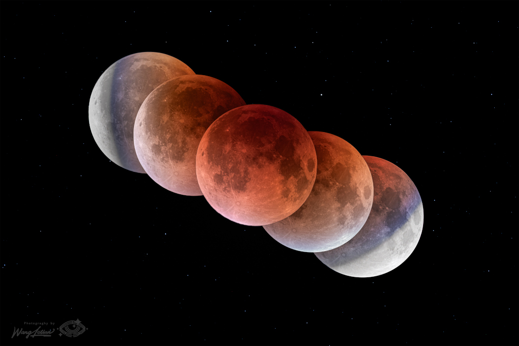 5 Bilder des Mondes wurden während der totalen Mondfinsternis 2025 aufgenommen und so angeordnet, dass man die Form und Farbe des Kernschattens der Erde erkennt.