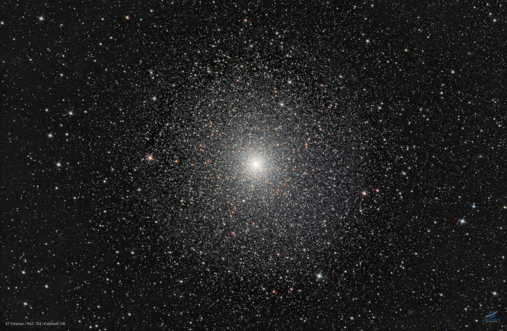 Der kompakte Kugelsternhaufen 47 Tucanae im Sternbild Tukan ist von roten Riesensternen gesprenkelt.