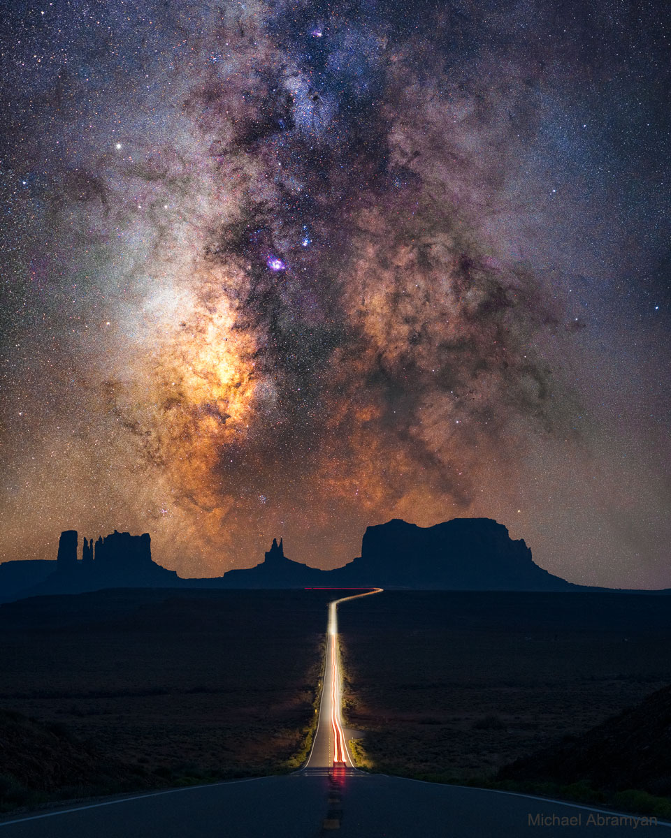 Das Kompositbild zeigt im Vordergrund das Monument Valley in Utah in den USA. Im Hintergrund ist die Ebene der Milchstraße mit dem Zentrum der Galaxis.