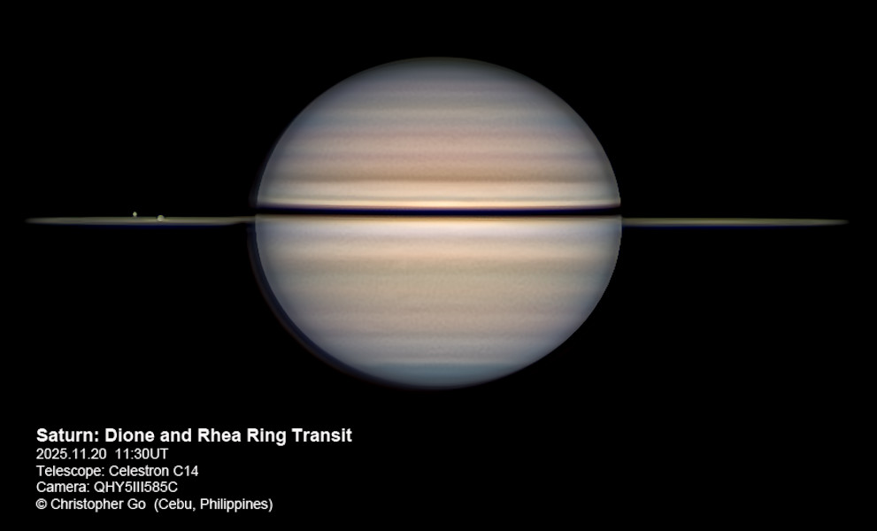 Der Planet Saturn ist waagrecht abgebildet, daher sind seine Ringe kaum erkennbar. Links sind die Monde Dione und Rhea als kleine Objekte erkennbar.