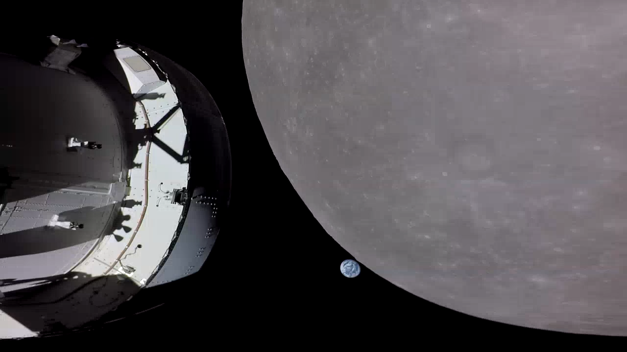 Links ragt das Raumschiff Orion ins Bild, rechts der Mond der Erde. Unten am Mondrand schimmert eine kleine blaue Murmel, die Erde.