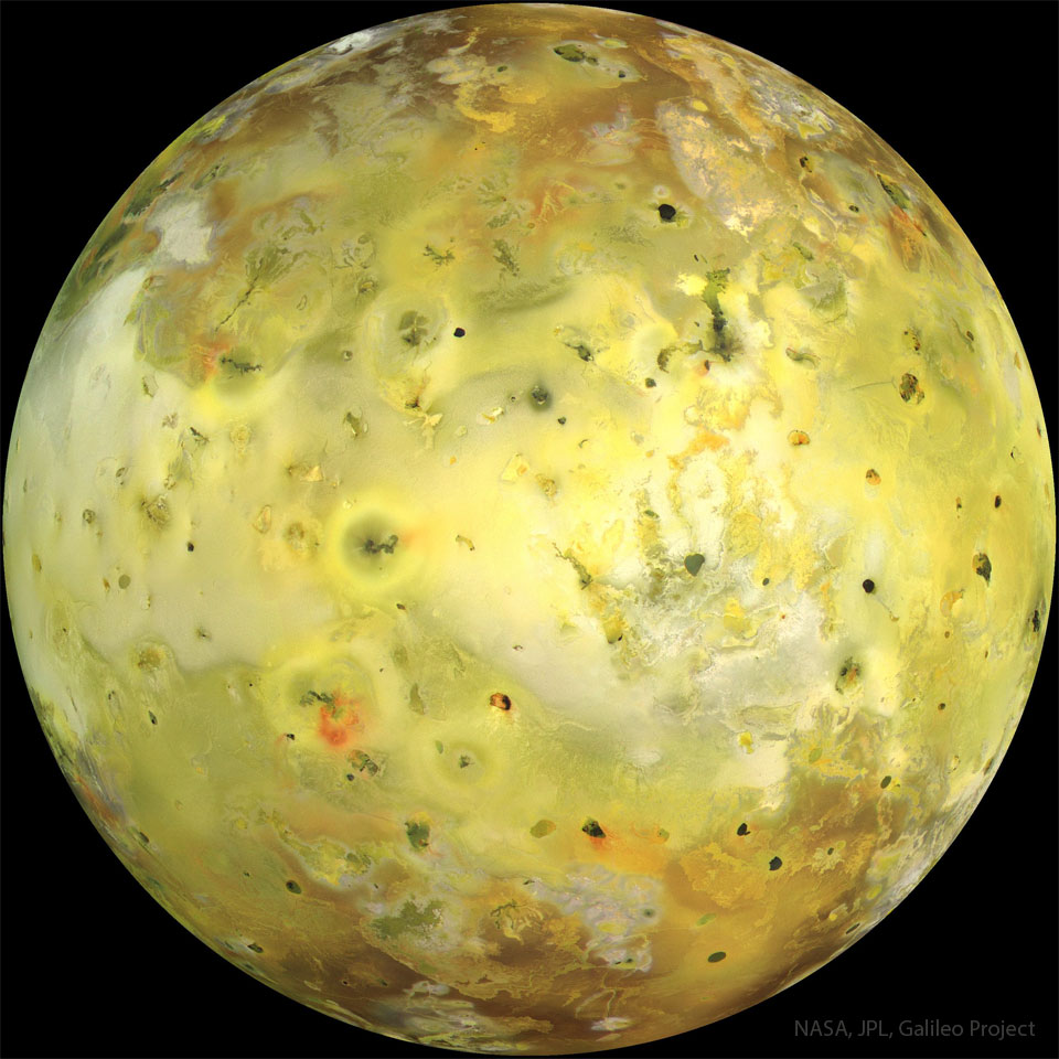 Der Jupitermond Io füllt das ganze Bild. Er erinnert auf diesem bunt gefärbten Bild an eine Pizza. Seine Oberfläche ist großteils schwefelgelb. Dazwischen sind Vulkane wie Pickel verteilt.