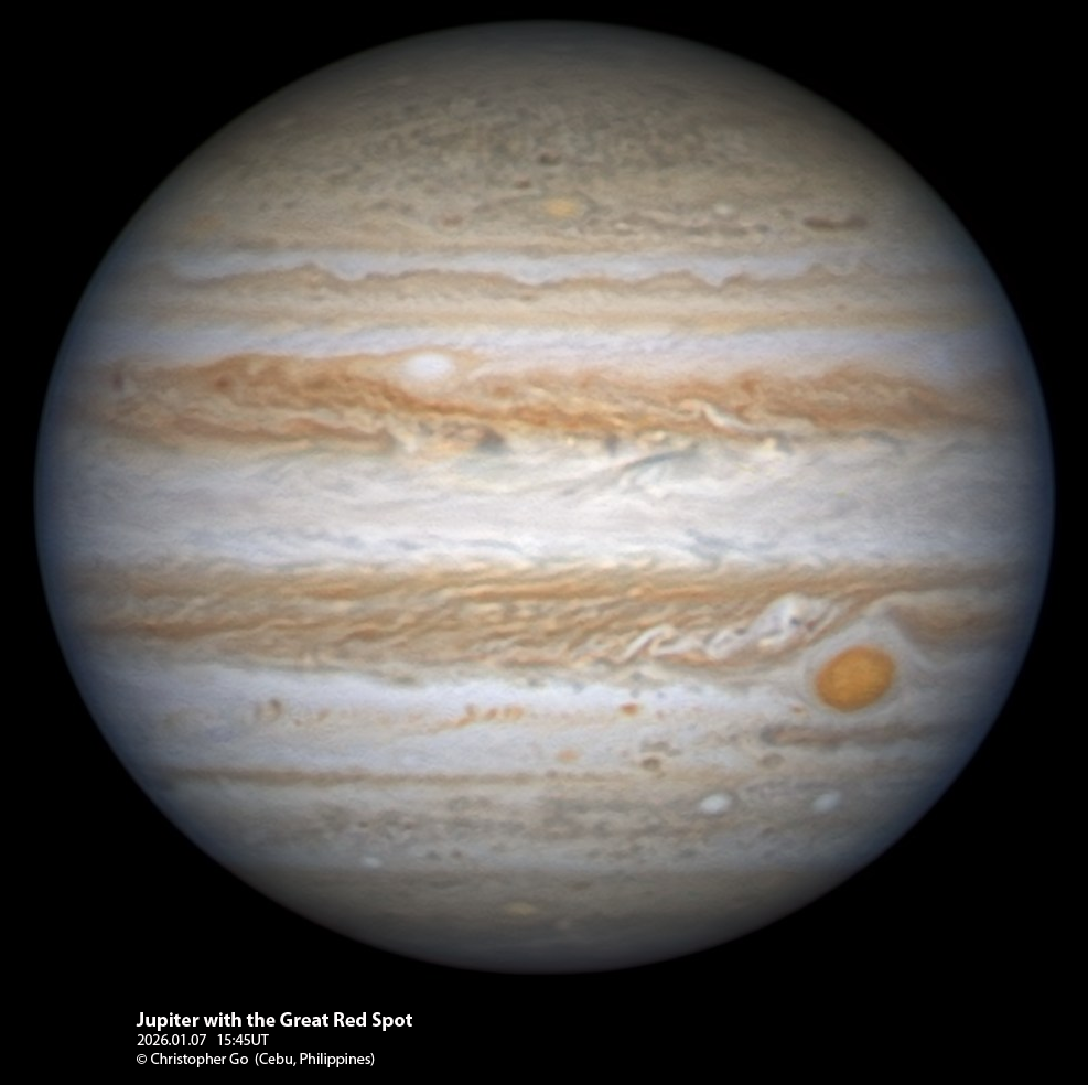Jupiter füllt das ganze Bild. Rechts unten liegt der Große Rote Fleck unter den beiden markanten ockerfarbenen Gürteln. Braune Zonen wechseln sich mit hellen Bändern ab. Auch einige große weiße Ovale sind im Bild. Der größte Wirbelsturm ist immer noch der Rote Fleck, auch wenn er im Vergleich zu älteren Aufnahmen hier viel kleiner ist.