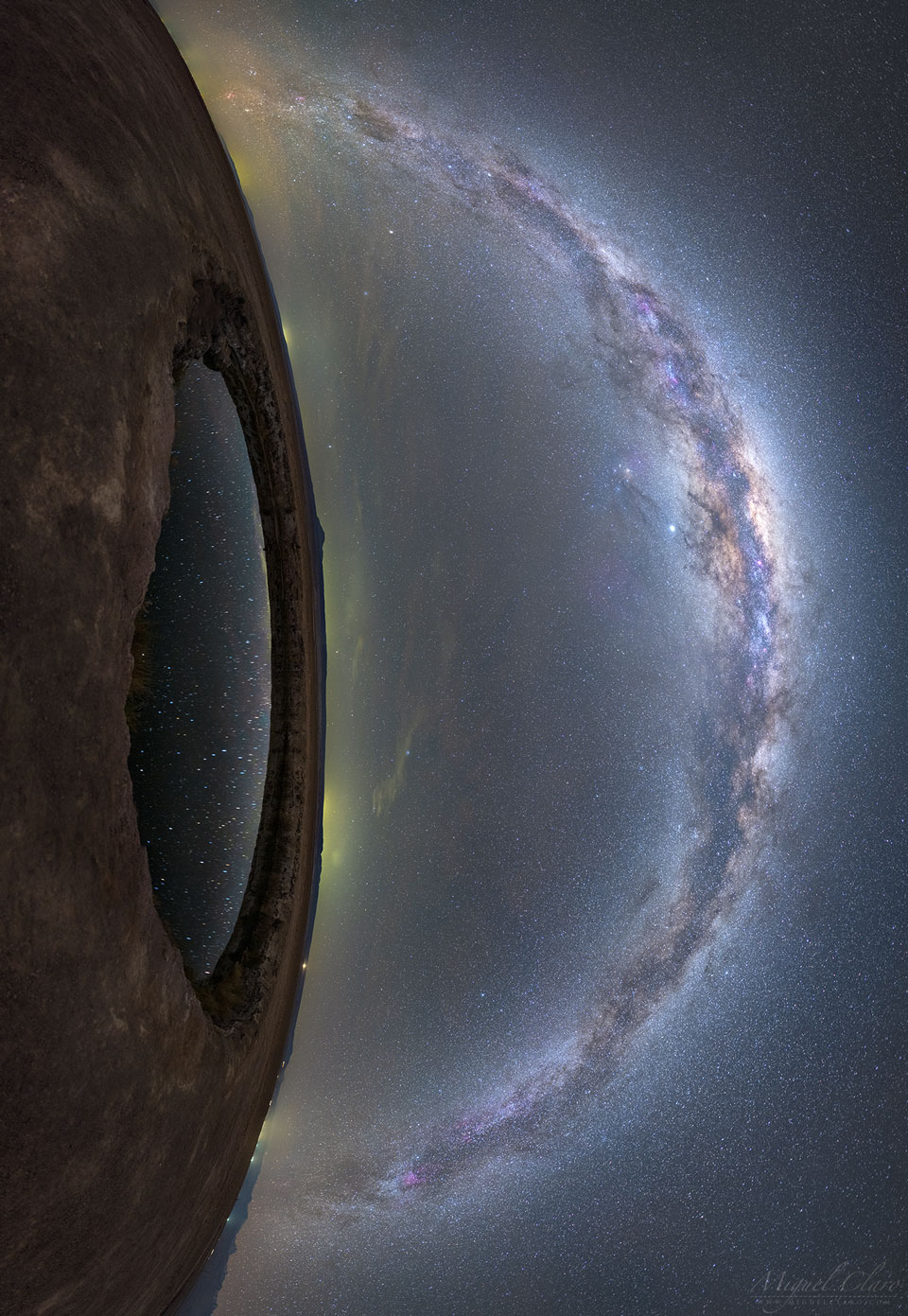 Ein Tümpel in der Atacama spiegelt das Licht der Sterne. Weil das Bild gekippt ist, wirkt der kleine Teich wie ein Auge, in dem Sterne glitzern.