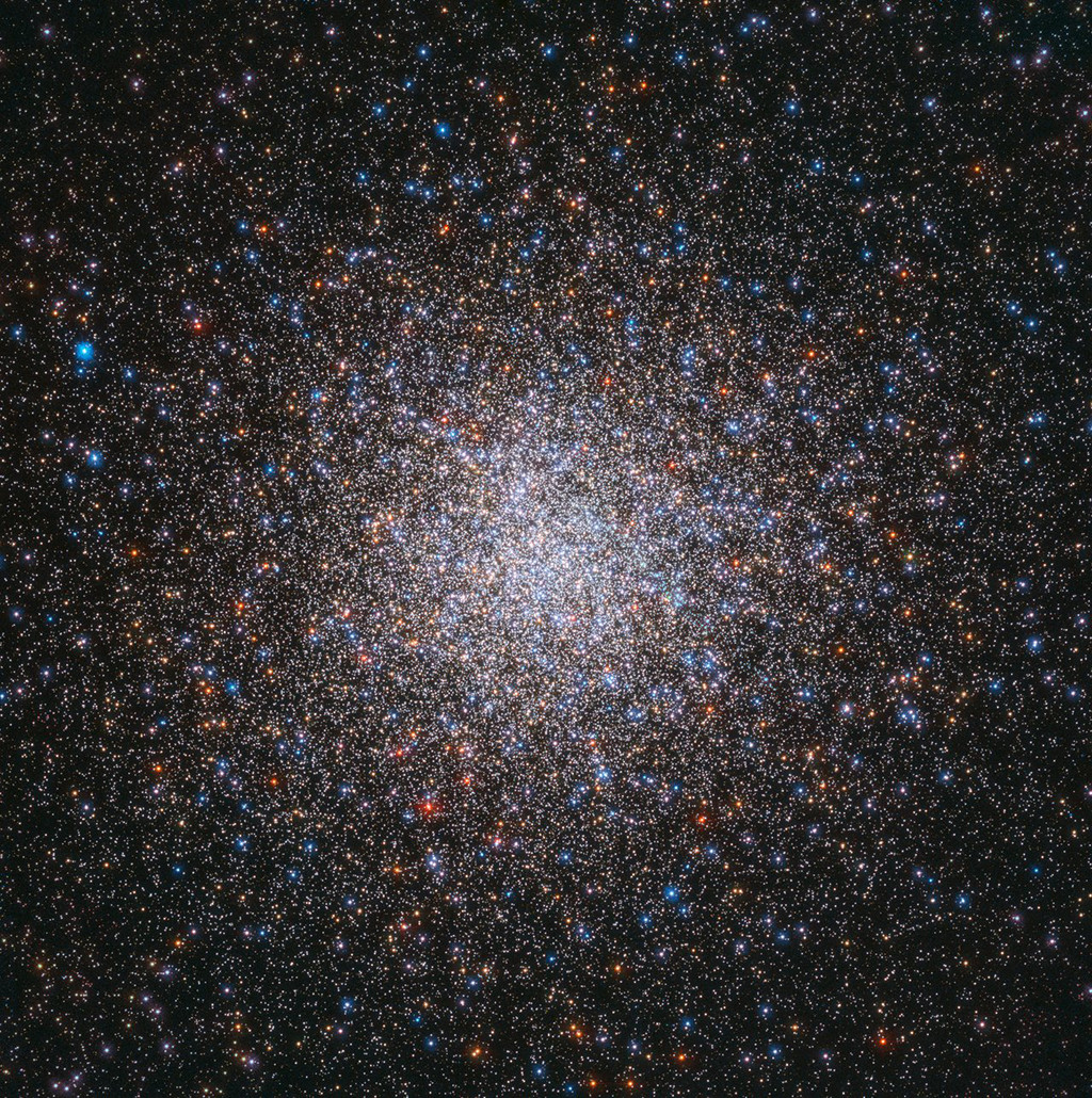 Eine zur Mitte konzentrierte, kugelförmige Wolke aus unzähligen einzelnen Sternen.