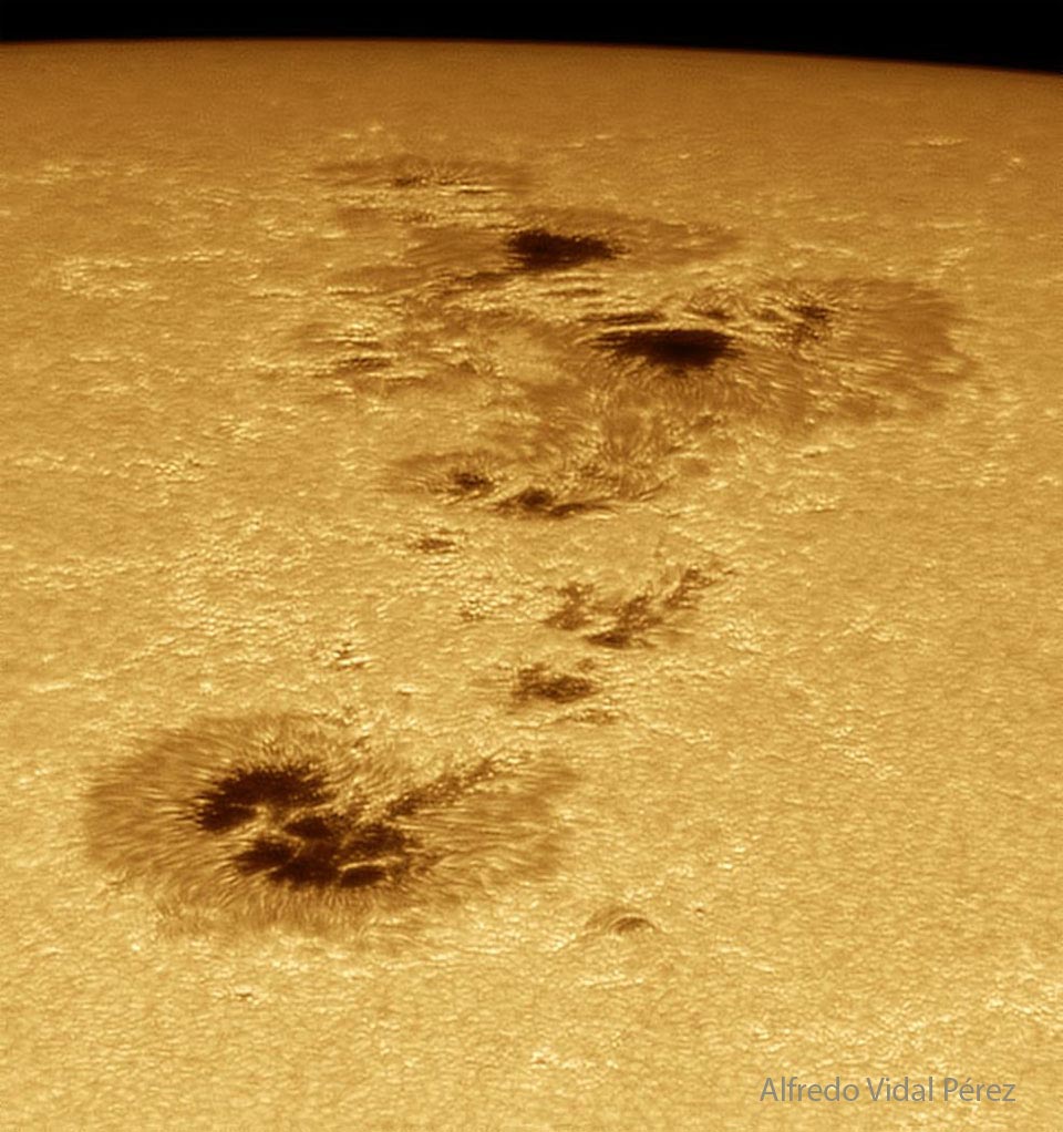 Eine riesige Gruppe an Sonnenflecken überzieht den Ausschnitt der Sonne, der hier abgebildet ist. Man sieht sie sogar ohne Teleskop mit Finsternisbrillen.