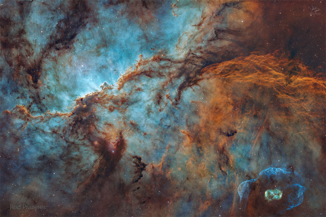 Vor einem blau schimmernden Hintergrund kämpfen zwei rötlich-braune Nebelfetzen, deren Form an Fabelwesen erinnert. Rechts unten ist ein runder Nebel, der an ein Drachenei erinnert.