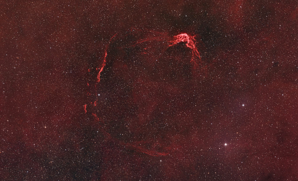 Die rötlich leuchtenden Fasern vor dicht verteilten Sternen gehören vielleicht zum Überrest der ältesten Supernova, von der je berichtet wurde. Die Berichte stammen aus China. Sie liegt im Sternbild Zentaur.