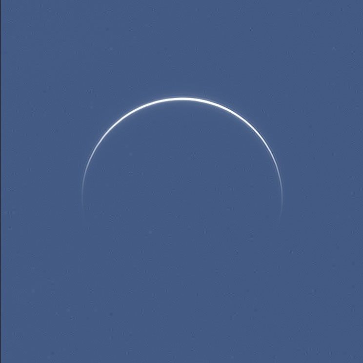 Vor einem dunkelblauen Himmel zeichnet sich eine extrem schmale Sichel ab, die mehr als den halben Himmelskörper umfasst. Es ist der Planet Venus, den die Sonne von hinten beleuchtet.